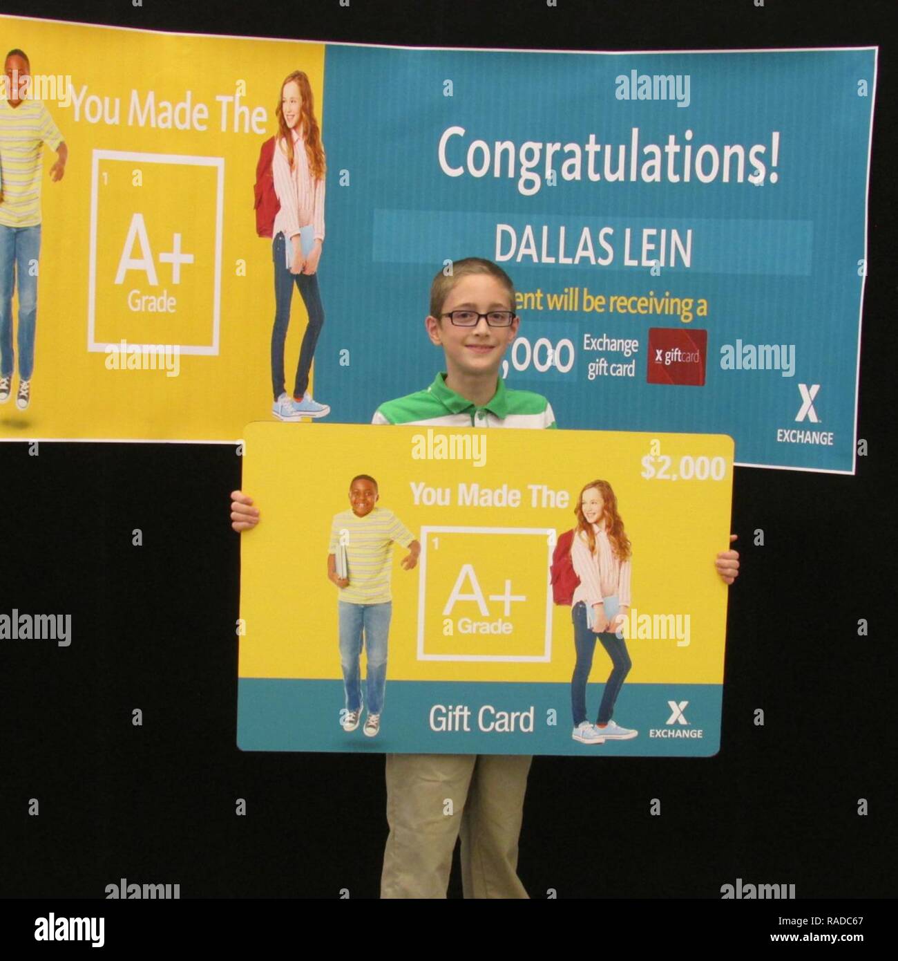 Dallas Lein, 11, von - Grovetown, Ga, ist mit einem $ 2.000 Geschenkkarte am Fort Gordon Exchange auf Jan. 20, 2017 vorgestellt, für das Gewinnen den ersten Platz in Sie der Austausch der Gewinnspiele. Dallas war von knapp 400 Studierende mit einem B Durchschnitt oder höher, die den Gewinnspielen eingetragen. Zwei weitere Preisträger waren 1.500 $ und 500 $ Geschenkkarten ausgezeichnet. Stockfoto