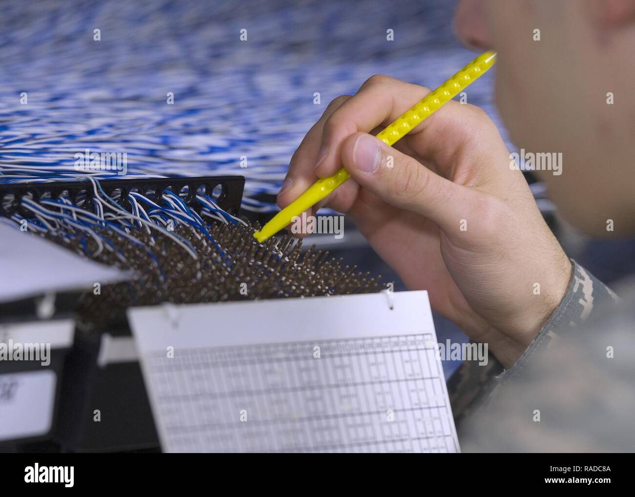 Eine einzelne Telefonleitung wird manuell nachverfolgt, Jan. 27, 2017, durch den Hauptverteiler der 88th Communications Squadron Telefon Reparatur Shop at Wright-Patterson Air Force Base, Ohio. Als Grundlage der Übergänge zu Voice over Internet Protocol, die Notwendigkeit, zu verwalten und zu verfolgen Zehntausende zeilen Weg. Stockfoto