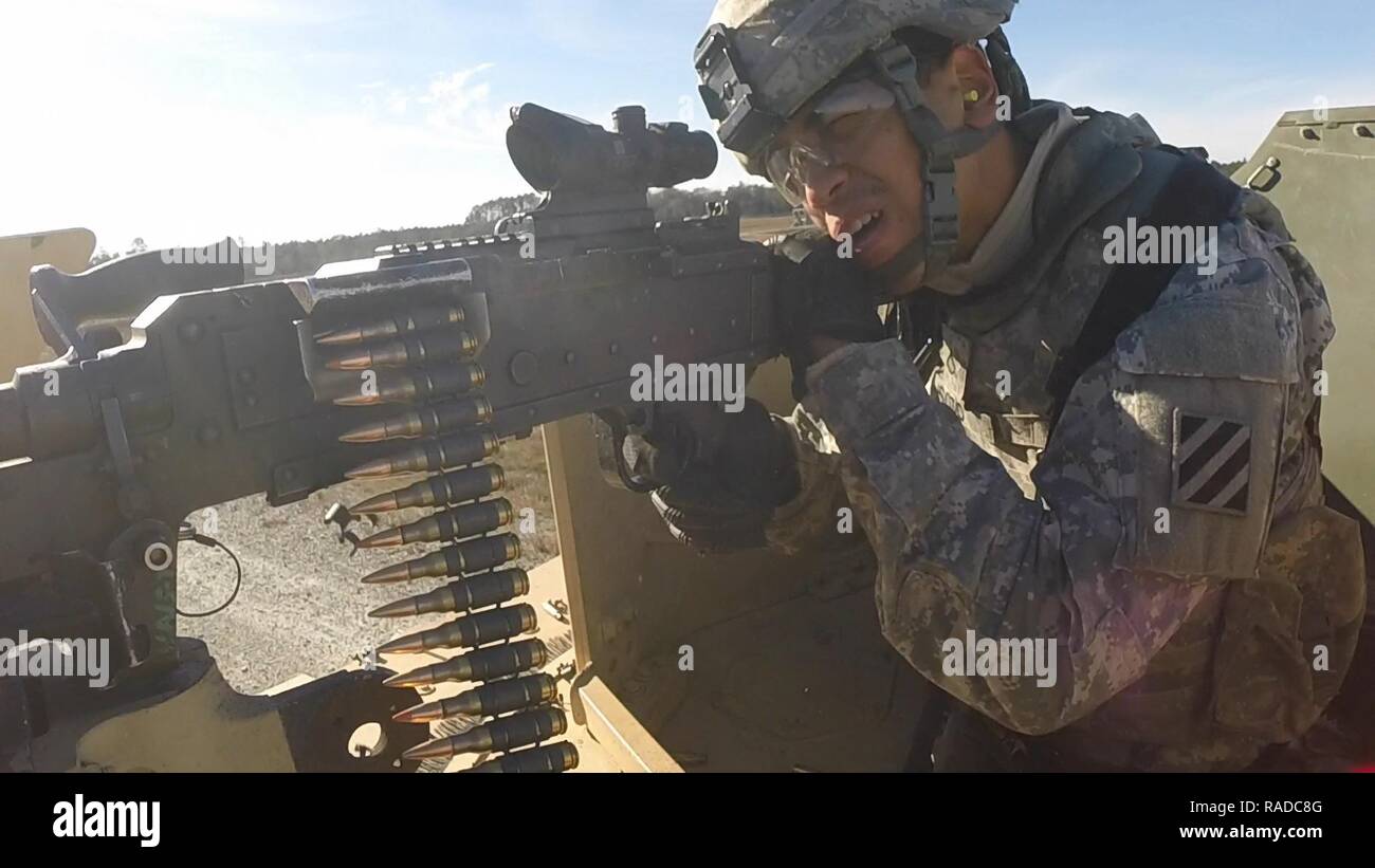 Private First Class Alvin Soto, ein Motor Transport Operator mit der 396 Composite Truck Company, 87. Bekämpfung Sustainment Support Battalion, 3 Infanterie Division Sustainment Brigade, engagiert sich ein Ziel in einem Konvoi live Fire Training in Fort Stewart, Ga, Jan 28. Soto erwarb die Ehre "Top Gunner" während der Übung durch mehr Punkte zu seinen Kollegen während der Dreiwöchigen Feld ausüben. Stockfoto