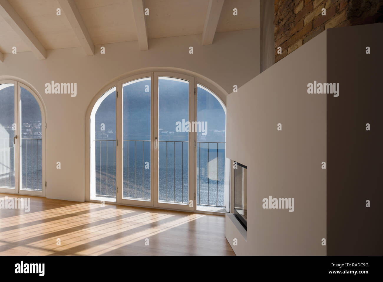 Modernes Apartment mit einem großen Kamin in der Mitte des Raumes, wodurch die ambieme mehr tröstenden renoviert Stockfoto