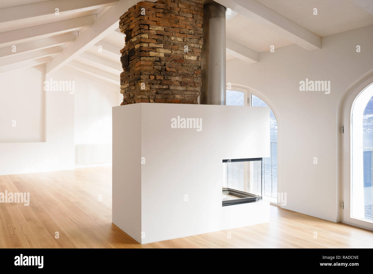Modernes Apartment mit einem großen Kamin in der Mitte des Raumes, wodurch die ambieme mehr tröstenden renoviert Stockfoto