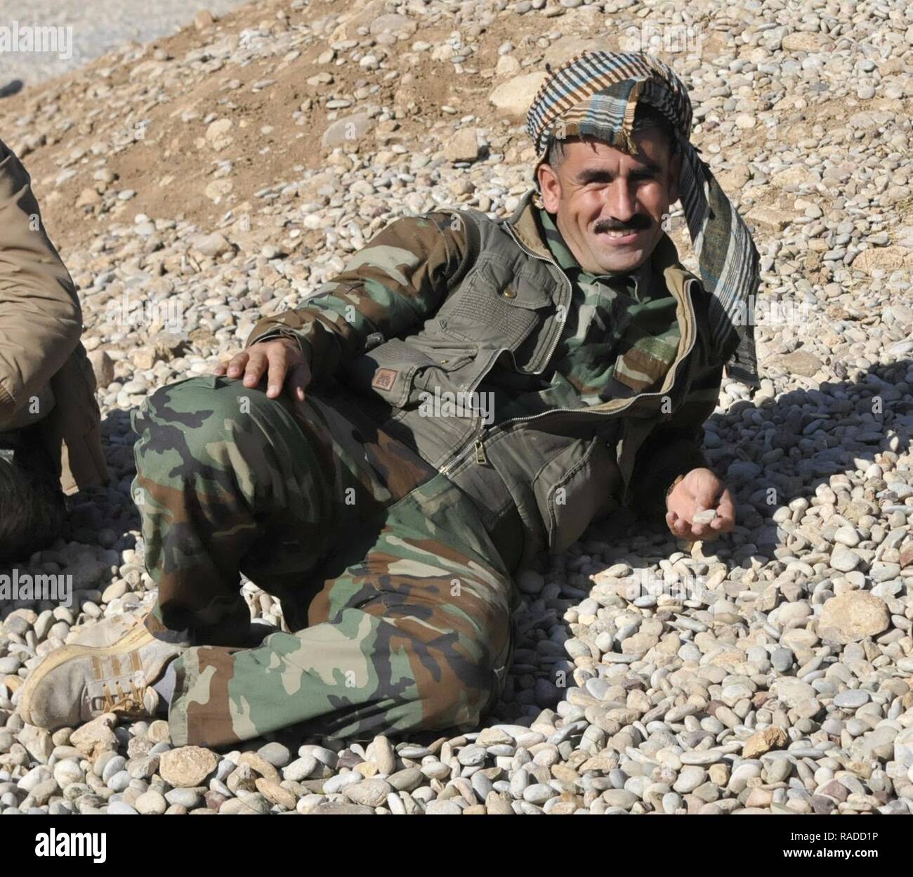 Ein peshmerga Soldat nimmt eine Pause während urban Operations Training in der Nähe von Erbil, Irak. Niederländische und norwegische Soldaten, Teil der Kurdistan Training Coordination Center, beaufsichtigte Ausbildung ist der Tag, den der einzelnen Bewegung Techniken enthalten, Counter IED und Einlasskontrolle verfahren. Die KTCC ist eine multi-nationale Koalition für die Ausbildung, Beratung und Unterstützung der kurdischen Truppen ISIL im Irak zu besiegen. Stockfoto