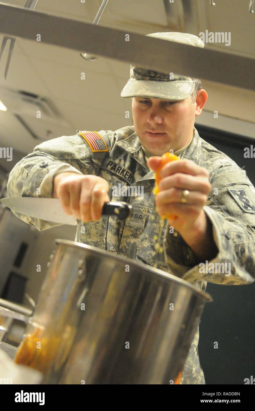 Armee finden Warrant Officer Candidate Joseph Parker, ein Food Service NCO für die 143 Sustainment Command (Auslandseinsätze), Saft einer Orange während der Vorbereitung einer Mahlzeit aus einer mobilen Küche Trailer am Orlando Streitkräfte finden. Parker und der Armee finden kulinarische Künste Team wurden Proben für die kommende 42. jährlichen militärischen Culinary Arts Wettbewerb. Stockfoto
