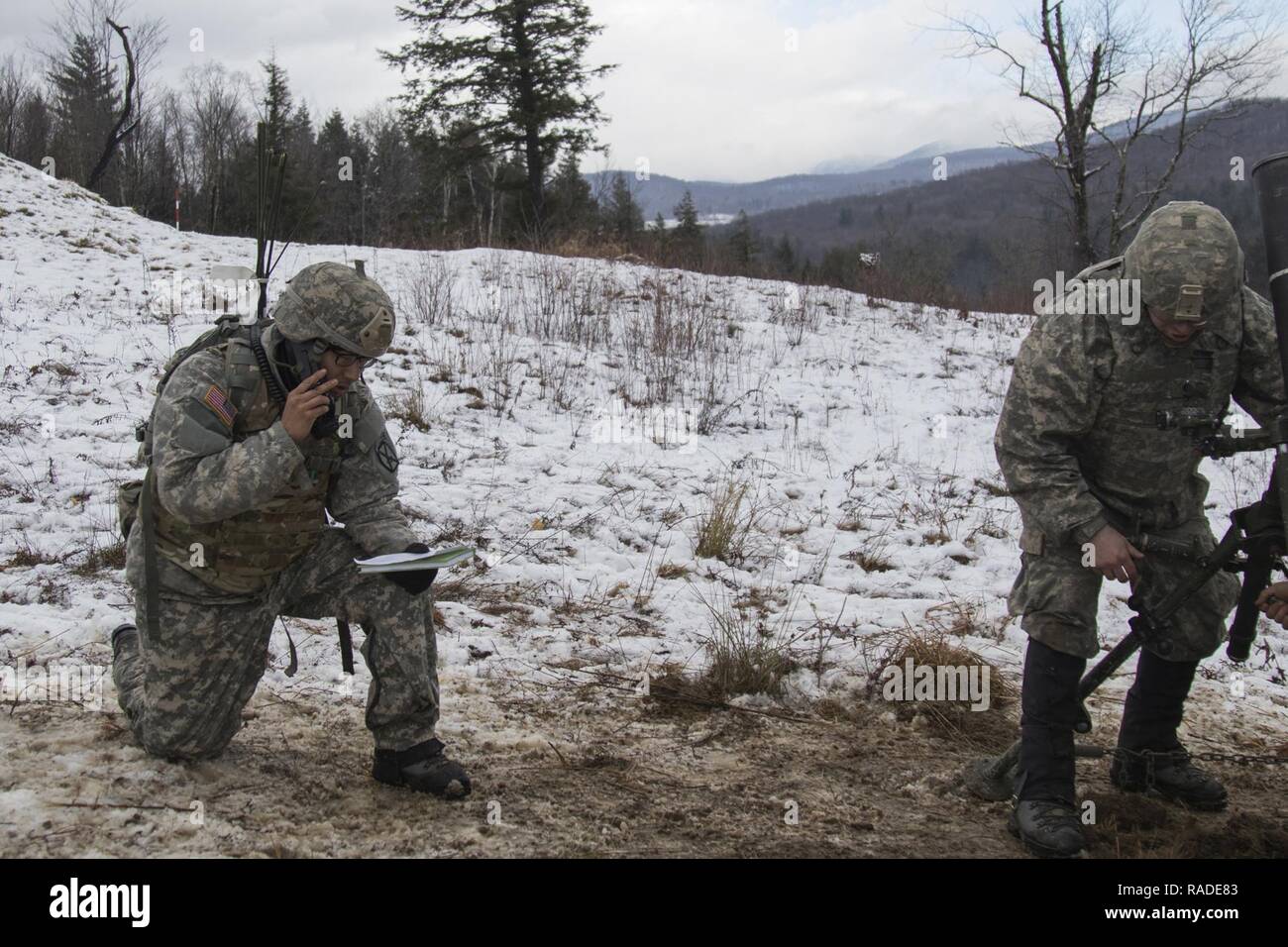 Us-Armee Sgt. Noah Nelson, Links, Sitz, Sitz der Gesellschaft, 3.BATAILLON, 172Nd Infanterie Regiment, 86th Infantry Brigade Combat Team (Berg), Vermont National Guard, erhält ein Radio Anfrage während der Sgt. Jona Breer, rechts, zielt darauf ab, die 120 mm Mörser im Camp Ethan Allen Training Website, Jericho, Vt., Jan. 26, 2017. Die Soldaten in verschiedenen Szenarien für Mörser Teams während ihrer Winter jährlich geschult. Stockfoto