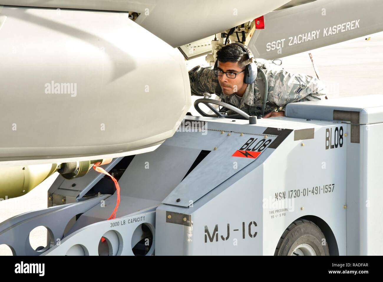 Airman 1st Class Santos Vargas, 34th Aircraft Maintenance Unit bei Hill Air Force Base, Arizona, betreibt ein Jammer beim Laden einer GBU-12 in einem F-35 ein Flugzeug während der roten Flagge 17-01 an der Nellis AFB, Nevada, Feb 1, 2017. Stockfoto