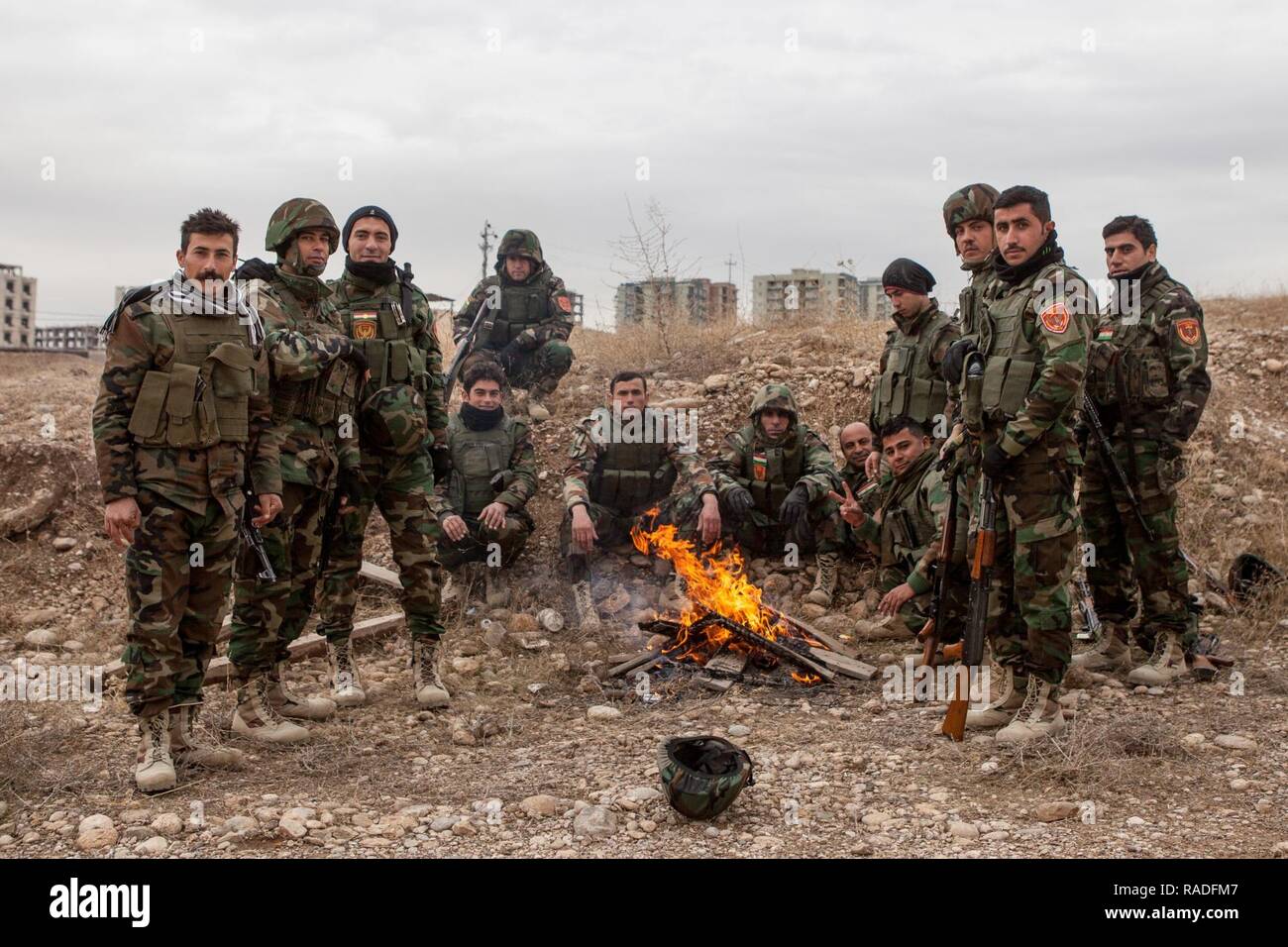 Eine Gruppe von Zeravani Soldaten versuchen warm während einer Pause vom Training in militärischen Operationen in urbanem Gelände in Erbil, Irak am Jan. 31, 2017 zu erhalten. Die Schulung ist Teil des gesamten Combined Joint Task Force-Operation inhärenten Building Partner Kapazität mission Lösen die Kapazität der partnered kämpfenden Kräften ISIL zu erhöhen. CJTF-OIR ist die globale Koalition zu besiegen ISIL im Irak und in Syrien. Stockfoto