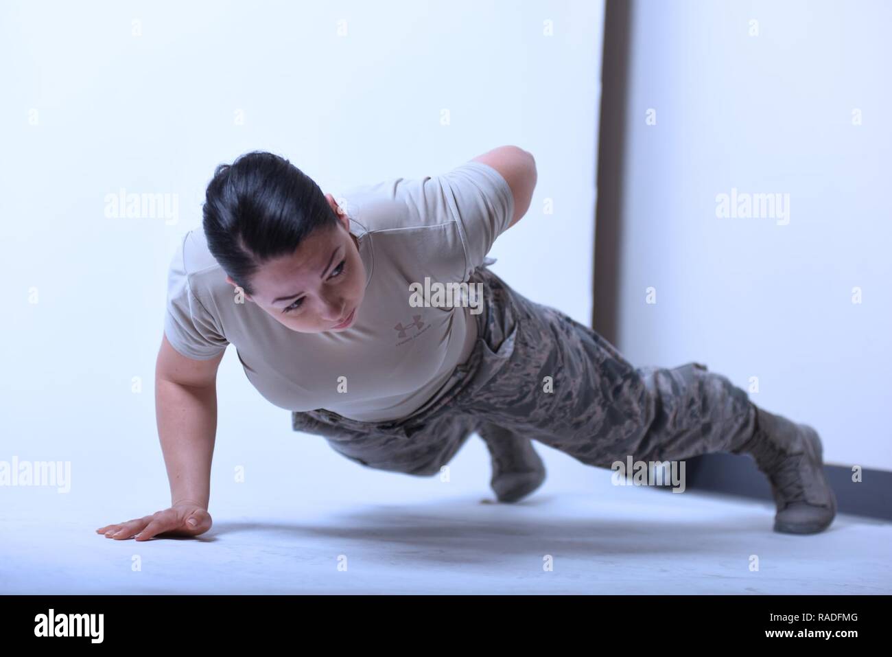 Us Air Force zweiten Leutnant Briana Gent, die berühmten Besucher Flug Offizier mit der 379 Air Expeditionary Wing Protokoll, Vorformlinge einen Arm pushups im Al Udeid Air Base, Katar, Jan. 25, 2017. Gent baut kontinuierlich Stärke in physikalischen Disziplin und geistige Ausfallsicherheit durch Fitness Ziele setzen und erreichen. Stockfoto