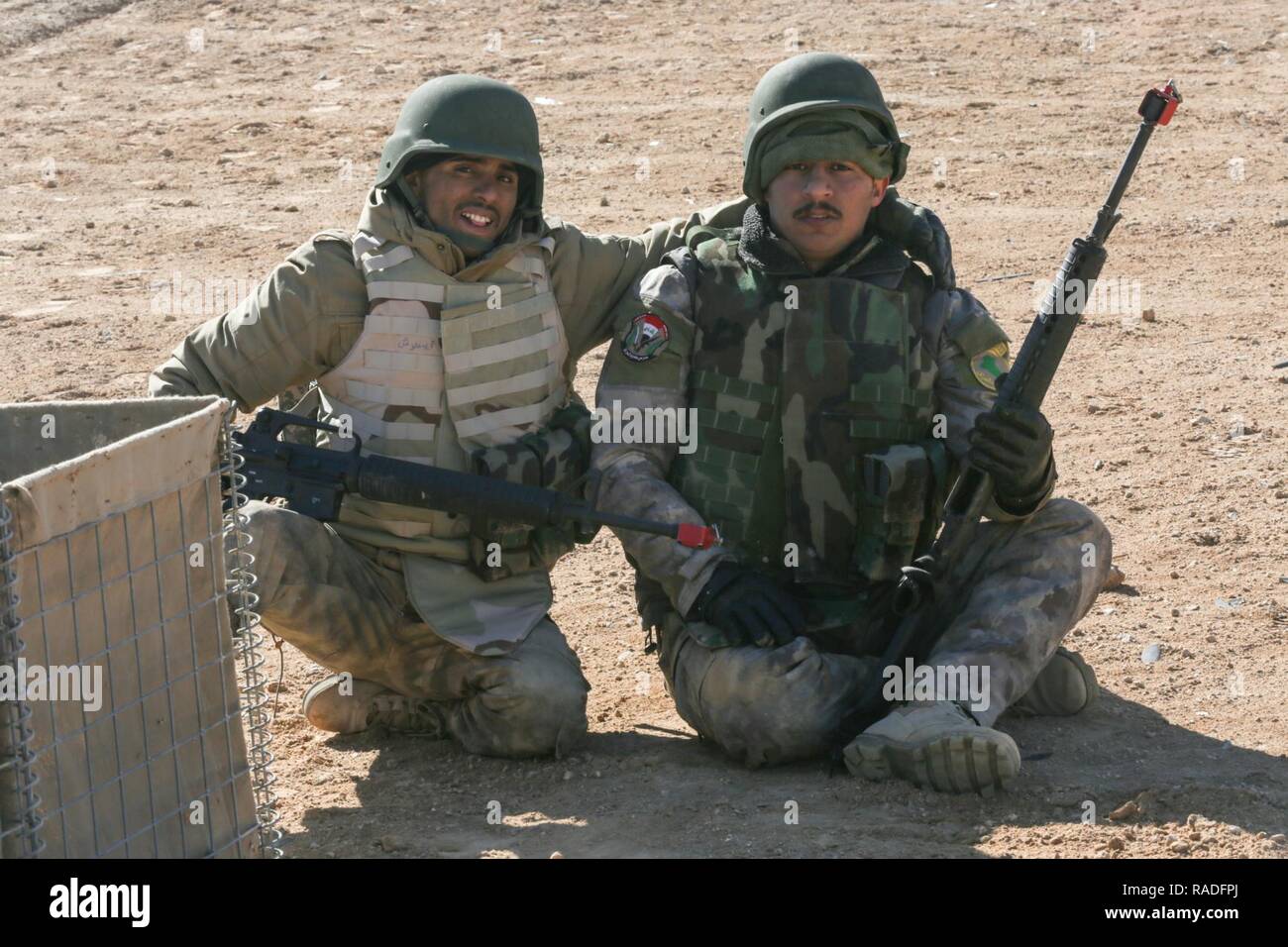 Die irakischen Sicherheitskräfte Soldaten eine Pause während der Ausbildung bei Al Asad Air Base, Irak, Feb 1, 2017. Ausbildung auf den Aufbau der Kapazitäten Websites ist ein integraler Bestandteil der Combined Joint Task Force - Betrieb die Lösung der Aufwand ISF, um Mitarbeiter zu schulen. CJTF-OIR ist die globale Koalition zu besiegen ISIL im Irak und in Syrien. Stockfoto