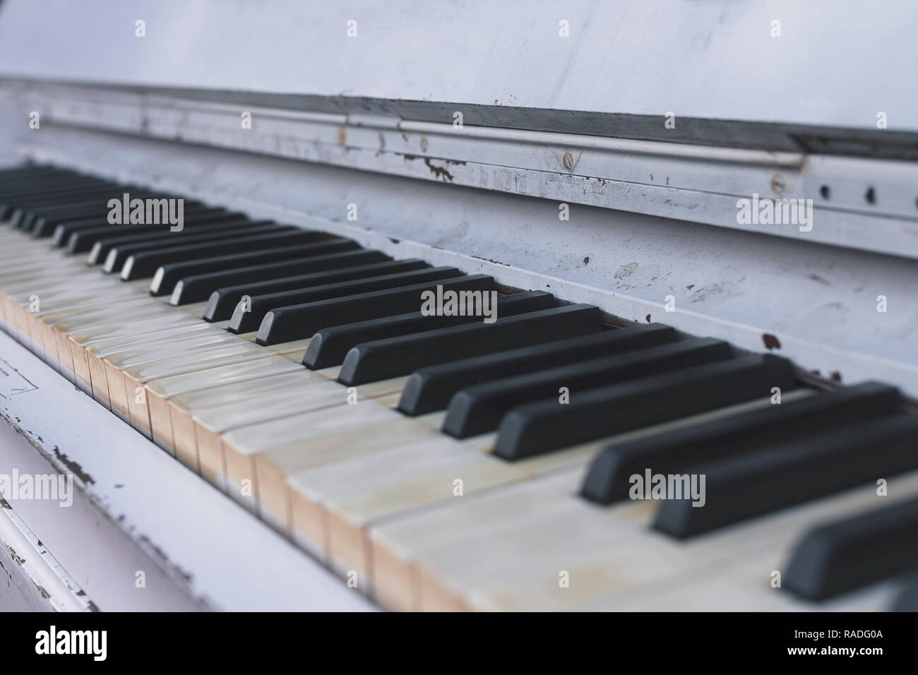 Reihe der Tasten auf einem alten weißen Piano Stockfoto