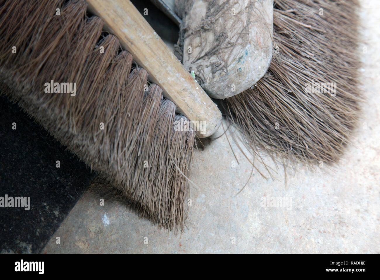 Nahaufnahme des staubigen alten Erbauer Besen mit unscharf Hintergrund Stockfoto