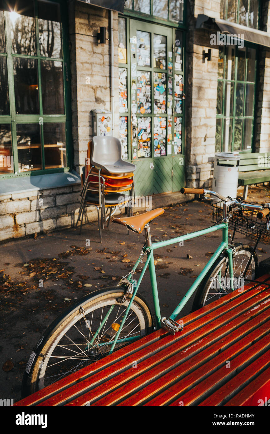 Retro Vintage Fahrrad vor kühlen Restaurant in Telliskivi, Estland geparkt. Stockfoto