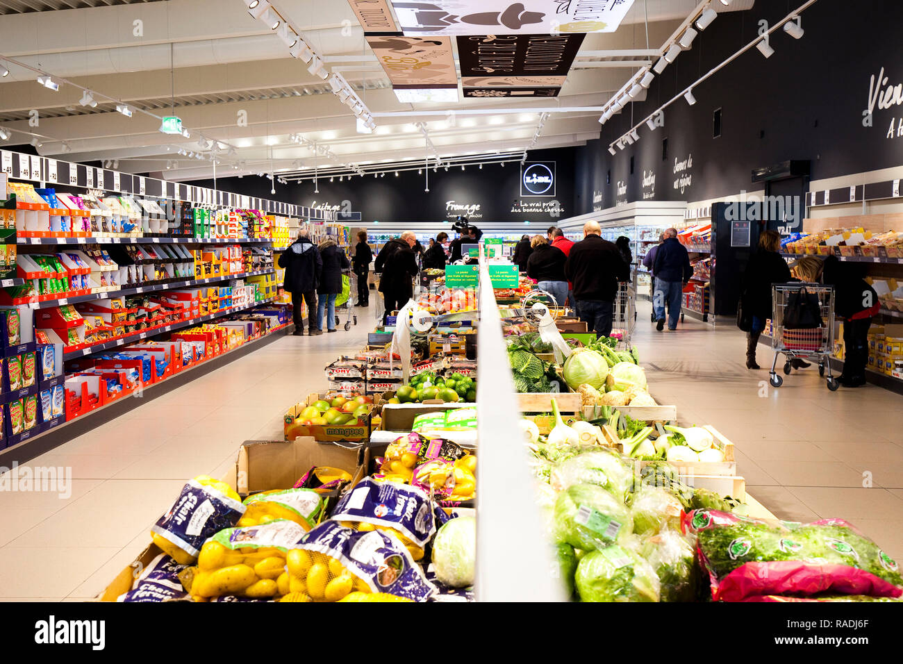 Innenraum Der Lidl Supermarkt Nordlich Von Toulouse Frankreich Lidl Discounter Obst Und Gemuse Zahler Stockfotografie Alamy