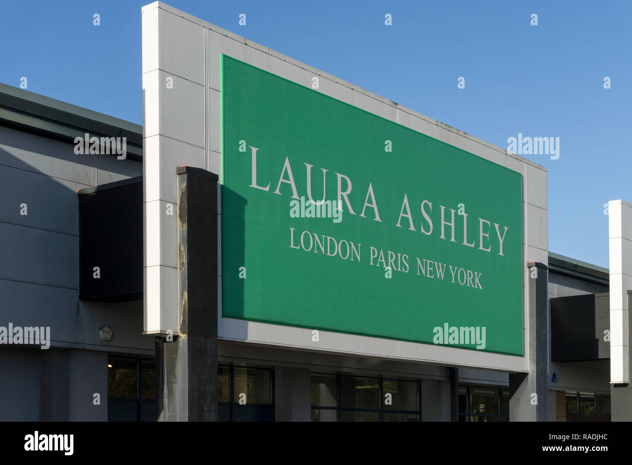 Zeichen für eine Laura Ashley Store, ein Damen- und homewares Kette, St James Retail Park, Northampton, Großbritannien Stockfoto