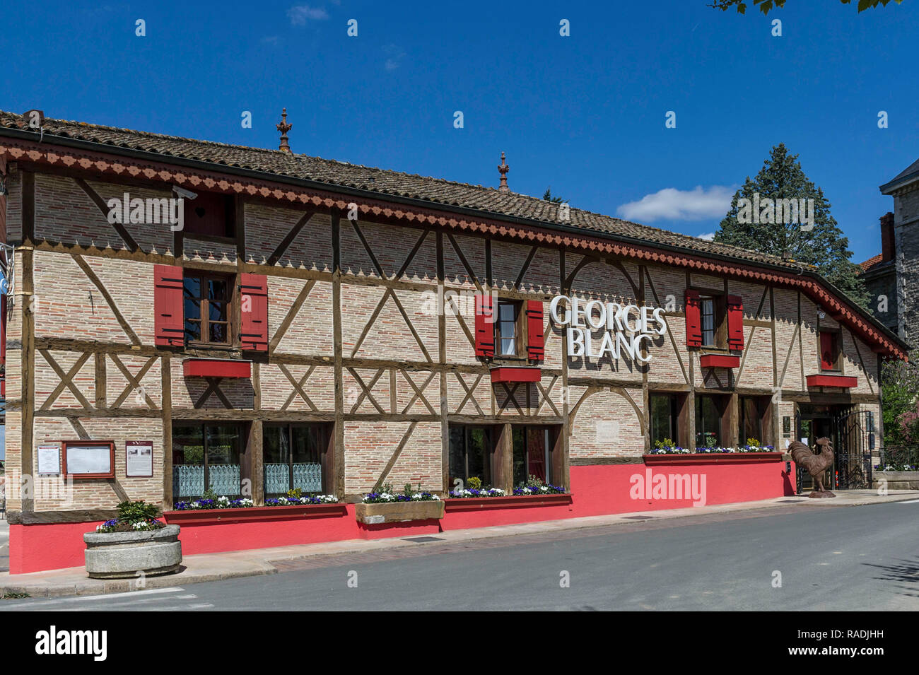 Vonnas (zentral-östlichen Frankreich), Mai 2016: Restaurant Georges Blanc, dem berühmten Küchenchef aus der Bresse und Restaurantbesitzer, die Michelin empfangen Stockfoto