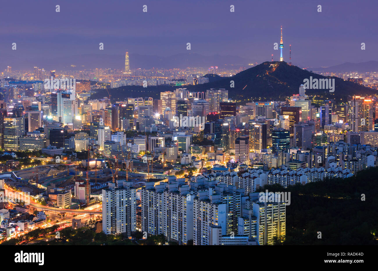 Seoul City Skyline und N Seoul Tower in Seoul, Südkorea Stockfoto