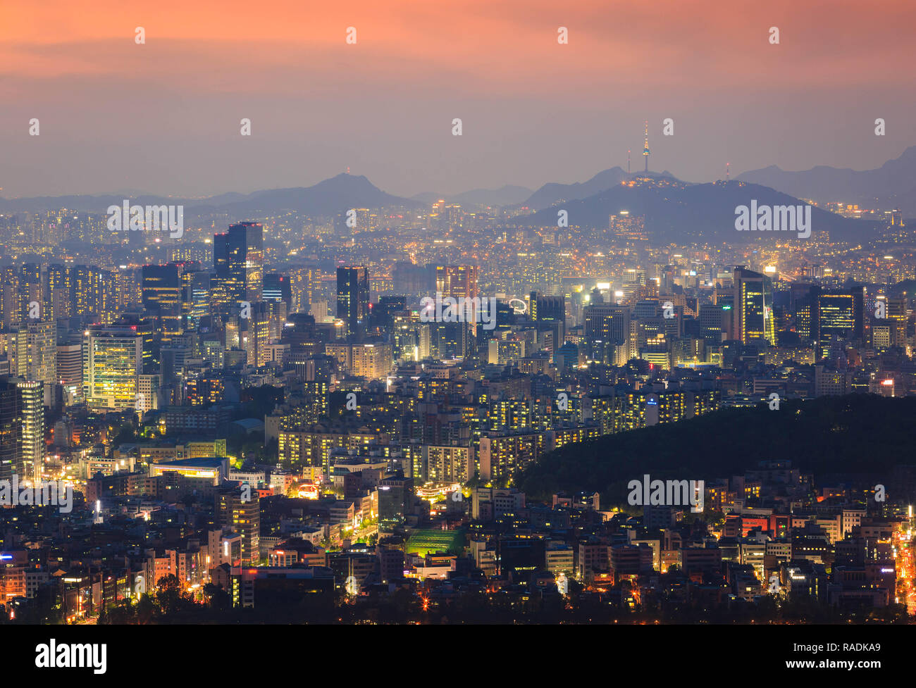 Korea City Skyline und N Seoul Tower in Seoul in Südkorea Misty Tag Stockfoto