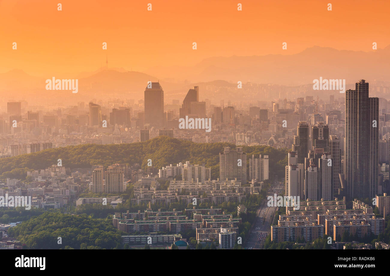 Korea City Skyline und N Seoul Tower in Seoul in Südkorea Misty Tag Stockfoto
