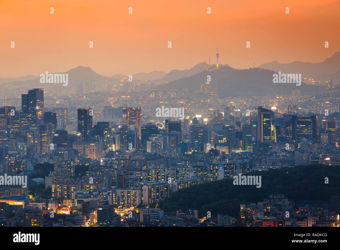 Korea City Skyline und N Seoul Tower in Seoul in Südkorea Misty Tag Stockfoto
