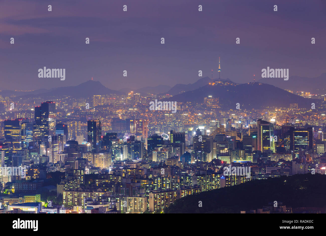 Korea City Skyline und N Seoul Tower in Seoul in Südkorea Misty Tag Stockfoto