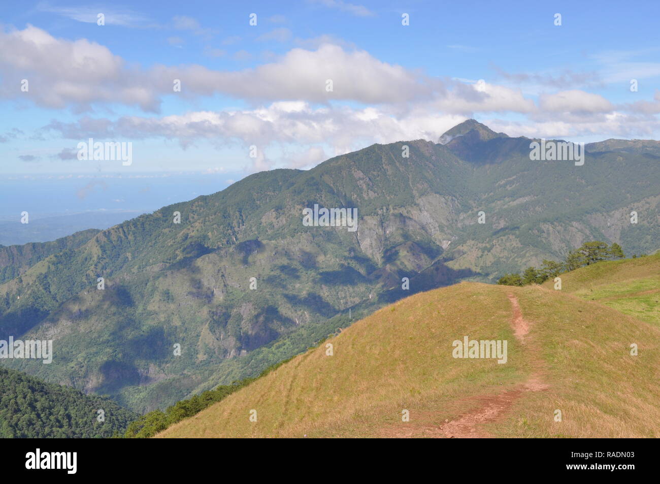 Kommunikation und Ausrüstung montiert auf dem Gipfel des Mount Sto. Tomas in Tuba, Benguet, Philippinen gesehen von verschiedenen Standorten aus. Stockfoto