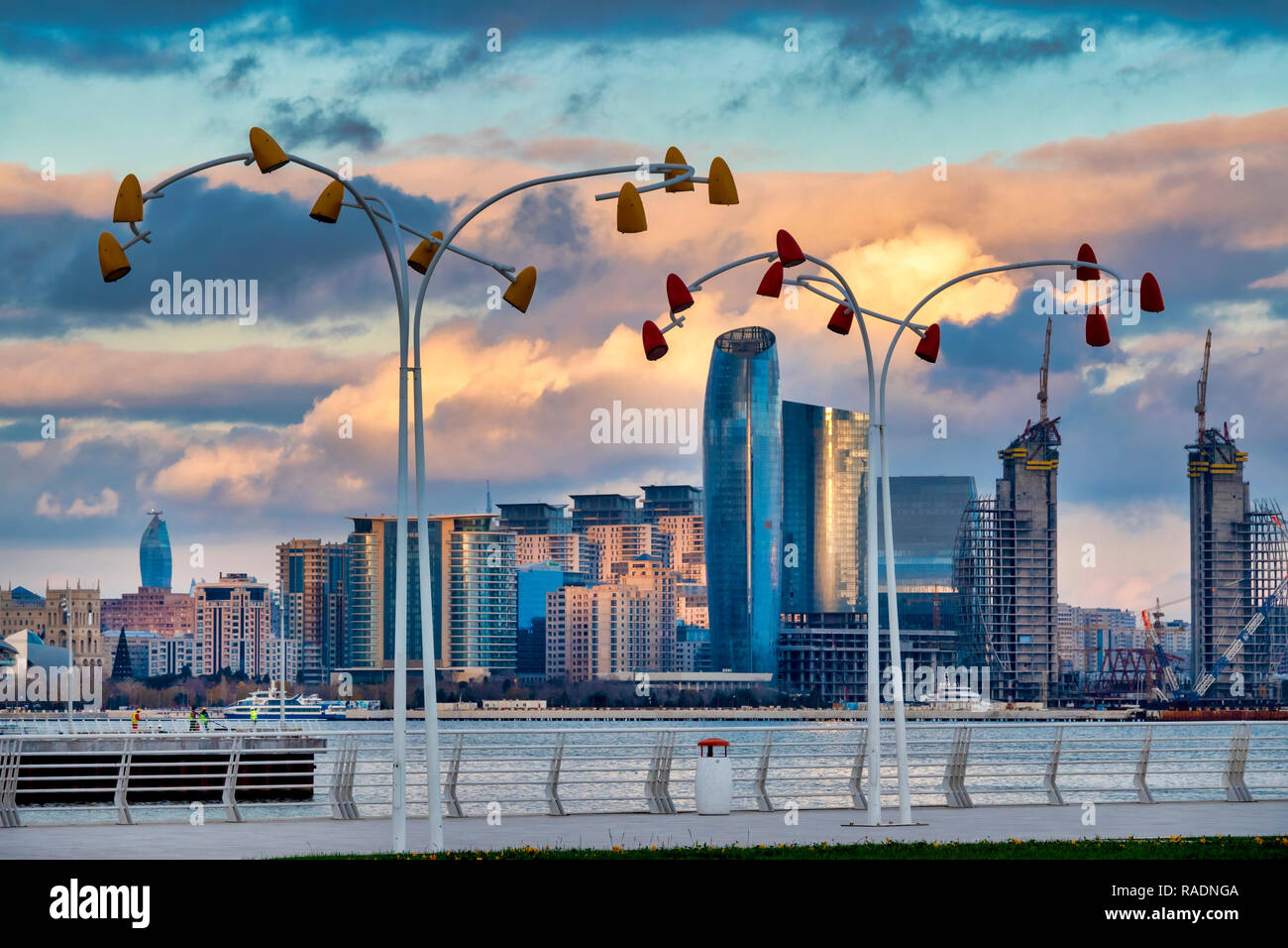 Skyline der neue Stadtteil von Baku, Aserbaidschan bei Sonnenuntergang Stockfoto