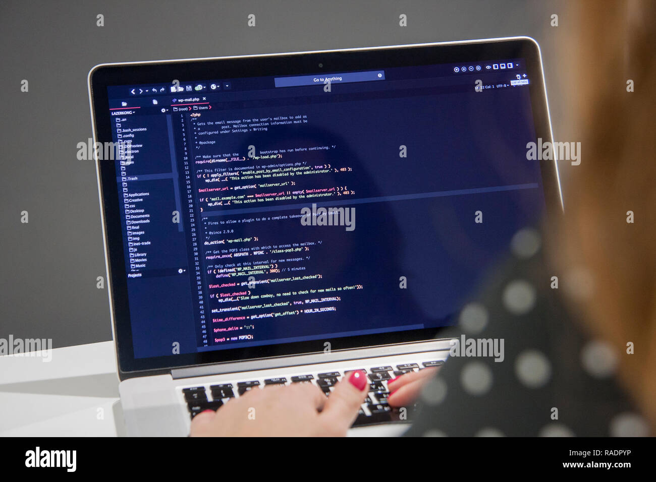 Frau Programmer mit Tasse Kaffee Arbeiten am Laptop im PHP-Code im Büro Stockfoto