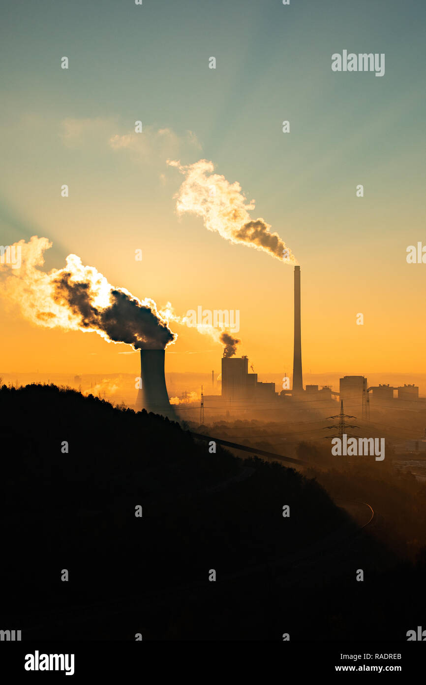 Kraftwerk STEAG, Herne, Deutschland, früh morgens bei Sonnenaufgang, Halde Hoheward Stockfoto