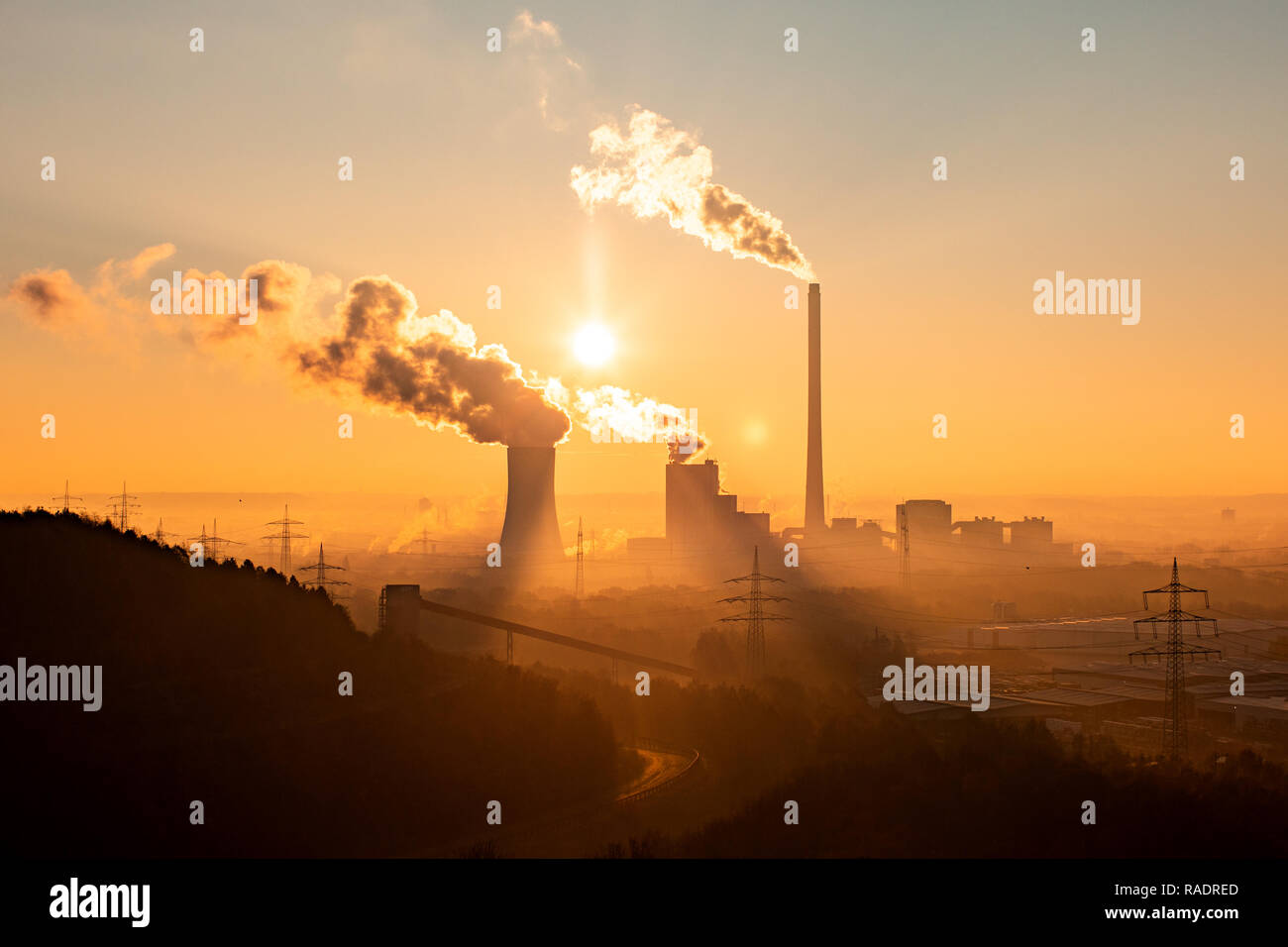 Kraftwerk STEAG, Herne, Deutschland, früh morgens bei Sonnenaufgang, Halde Hoheward Stockfoto