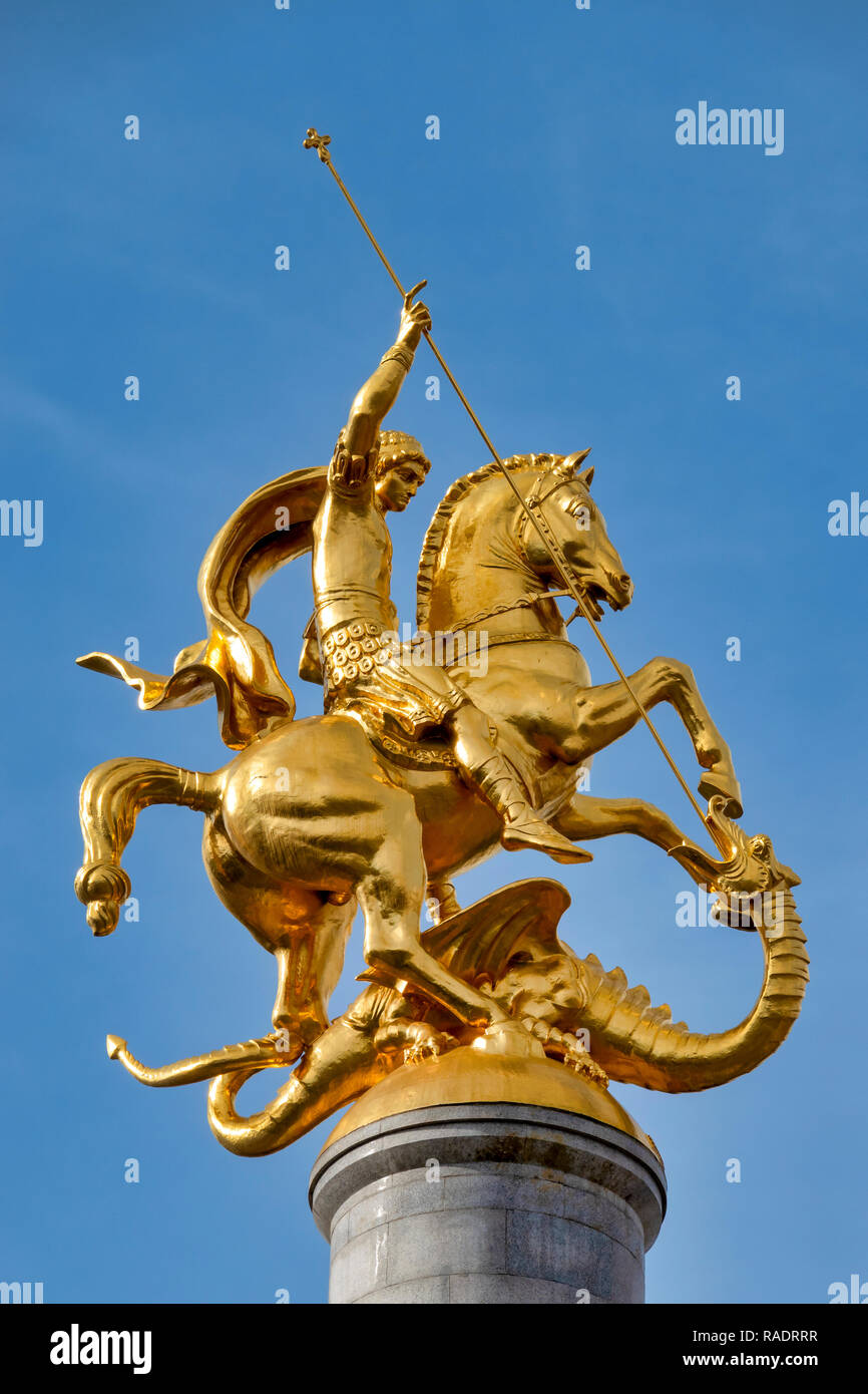 Golden St. George Statue auf dem Freiheitsdenkmal in Freedom Square, Tiflis, Georgien Stockfoto