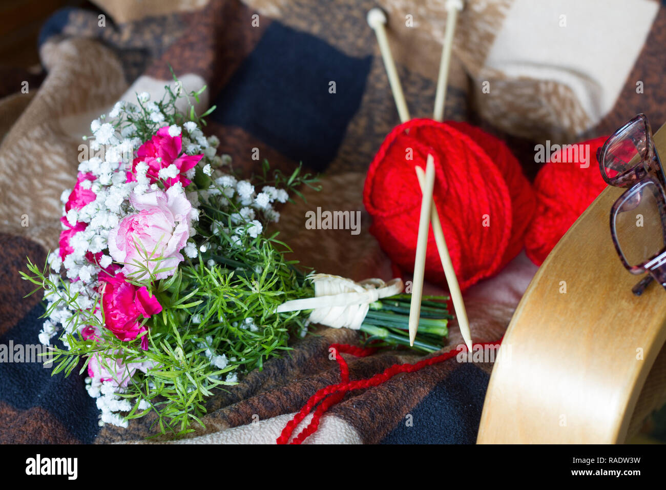 Der Großmutter tag Konzept mit Blumen und Stricken auf Sessel Stockfoto