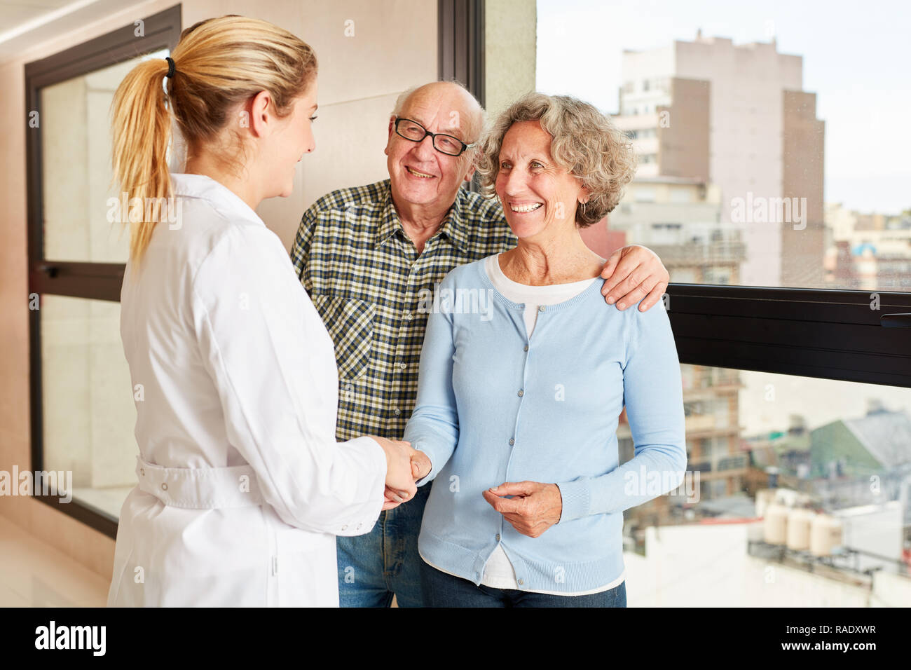 Arzt Händeschütteln mit Senior Paar in einem Krankenhaus oder Pflegeheim Stockfoto