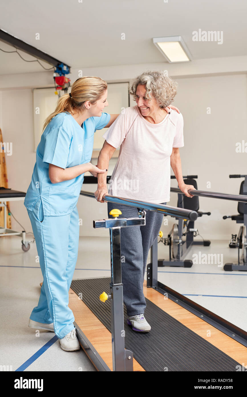 Physiotherapeut Hilfen ältere Frau auf dem Laufband während der Reha Ausbildung Stockfoto