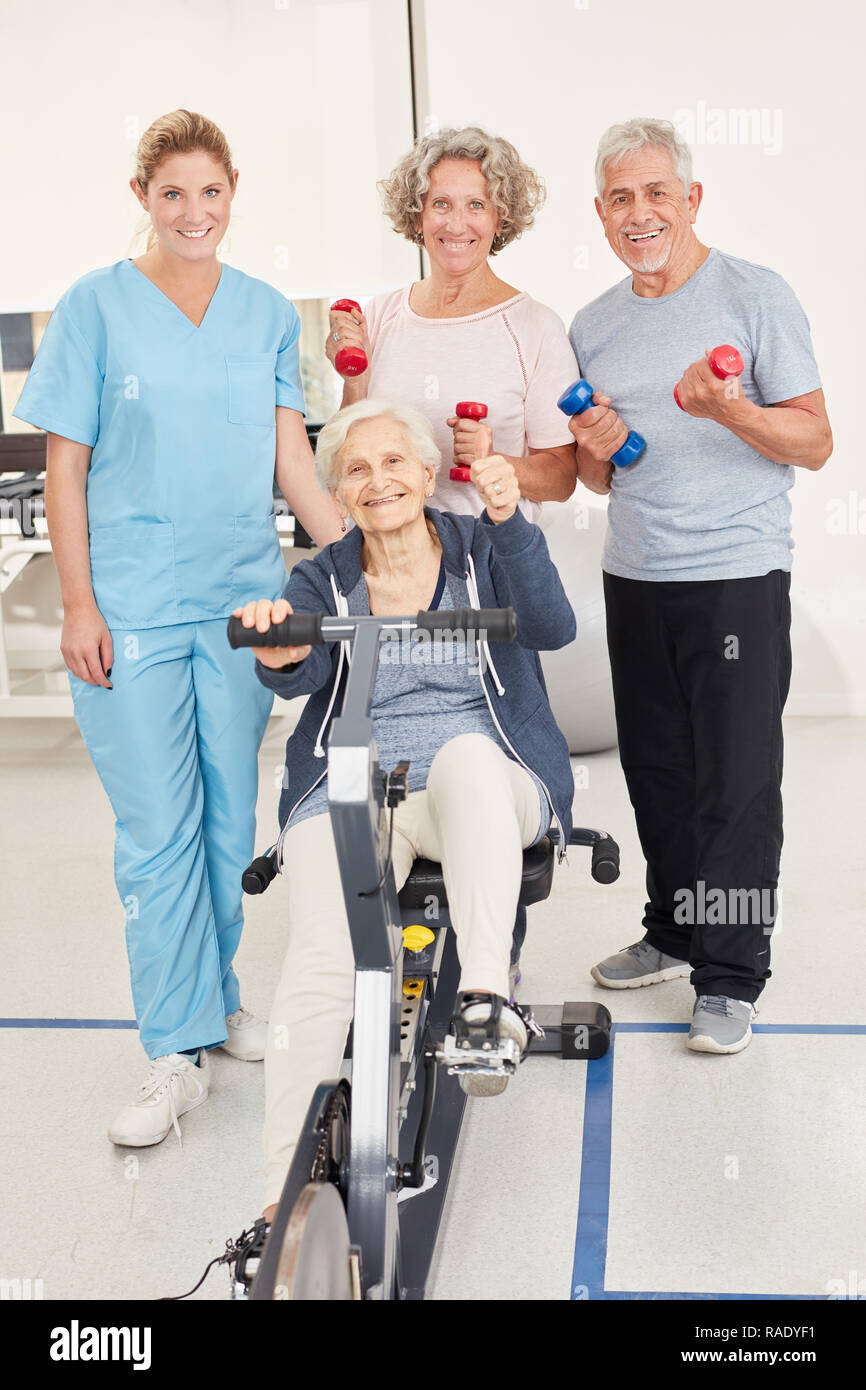 Gruppe von Senioren in das Fitnesscenter ist Training mit Trainer in einer rehab Kurs Stockfoto