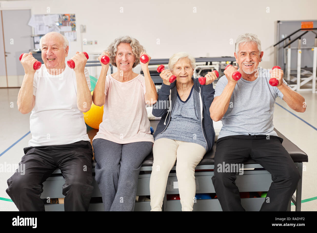 Senioren gesund Hantel Training im rehab im Fitnesscenter tun Stockfoto