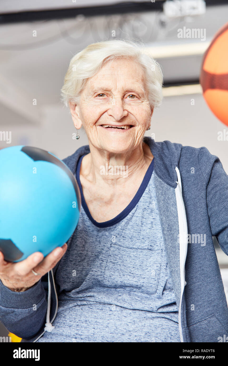 Ältere Frau Züge mit Bällen Koordination und Gesundheit in Ergotherapie Stockfoto