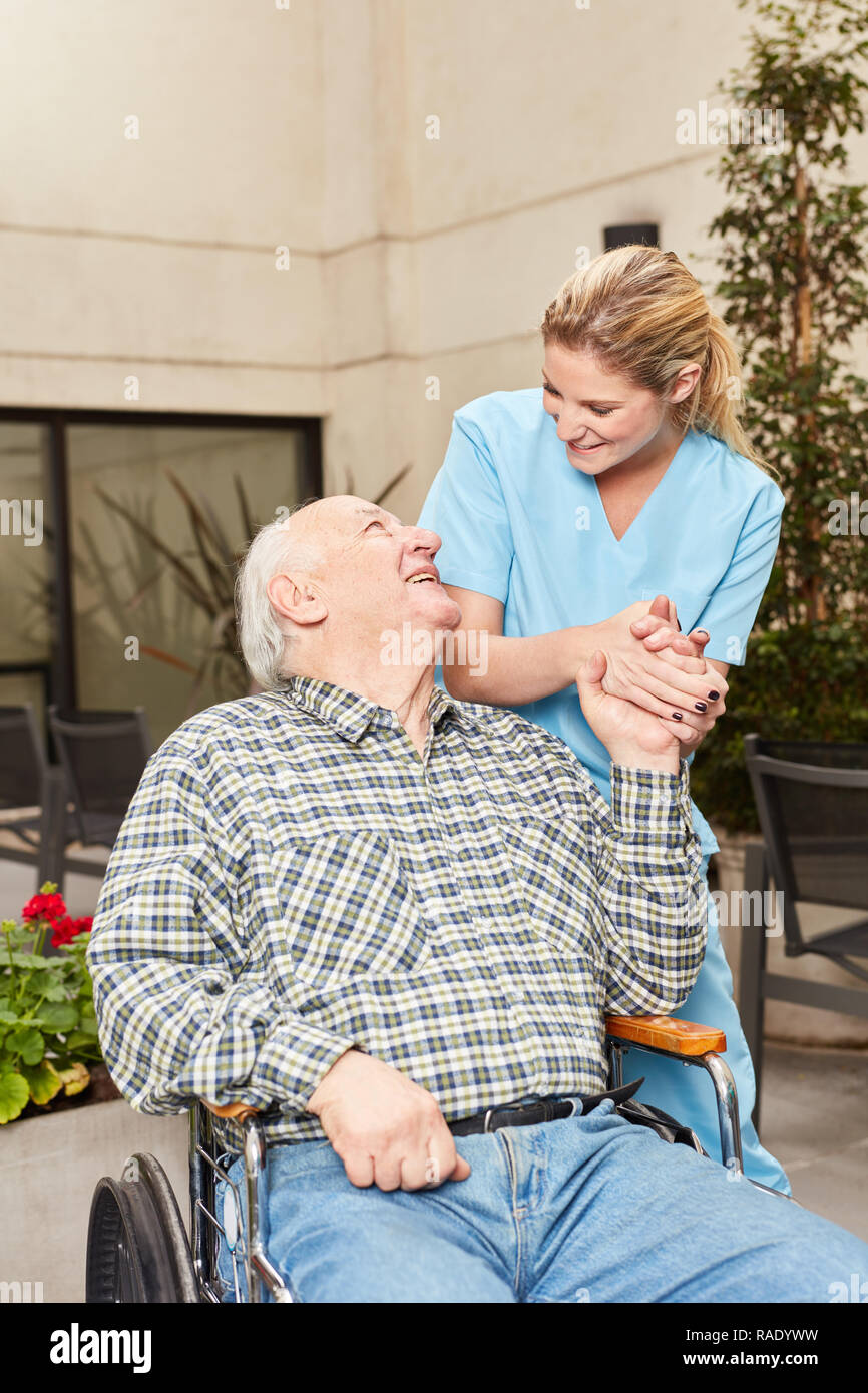 Krankenschwester Pfleger kümmert sich um ältere Mann im Rollstuhl am Rehab Klinik Stockfoto