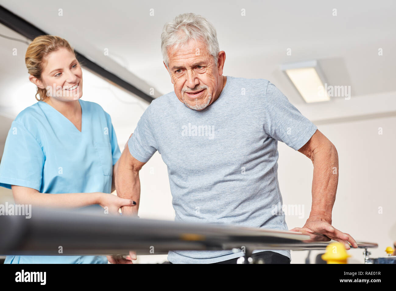 Älterer Mann macht eine Bewegungstherapie für Mobilität im rehab Stockfoto
