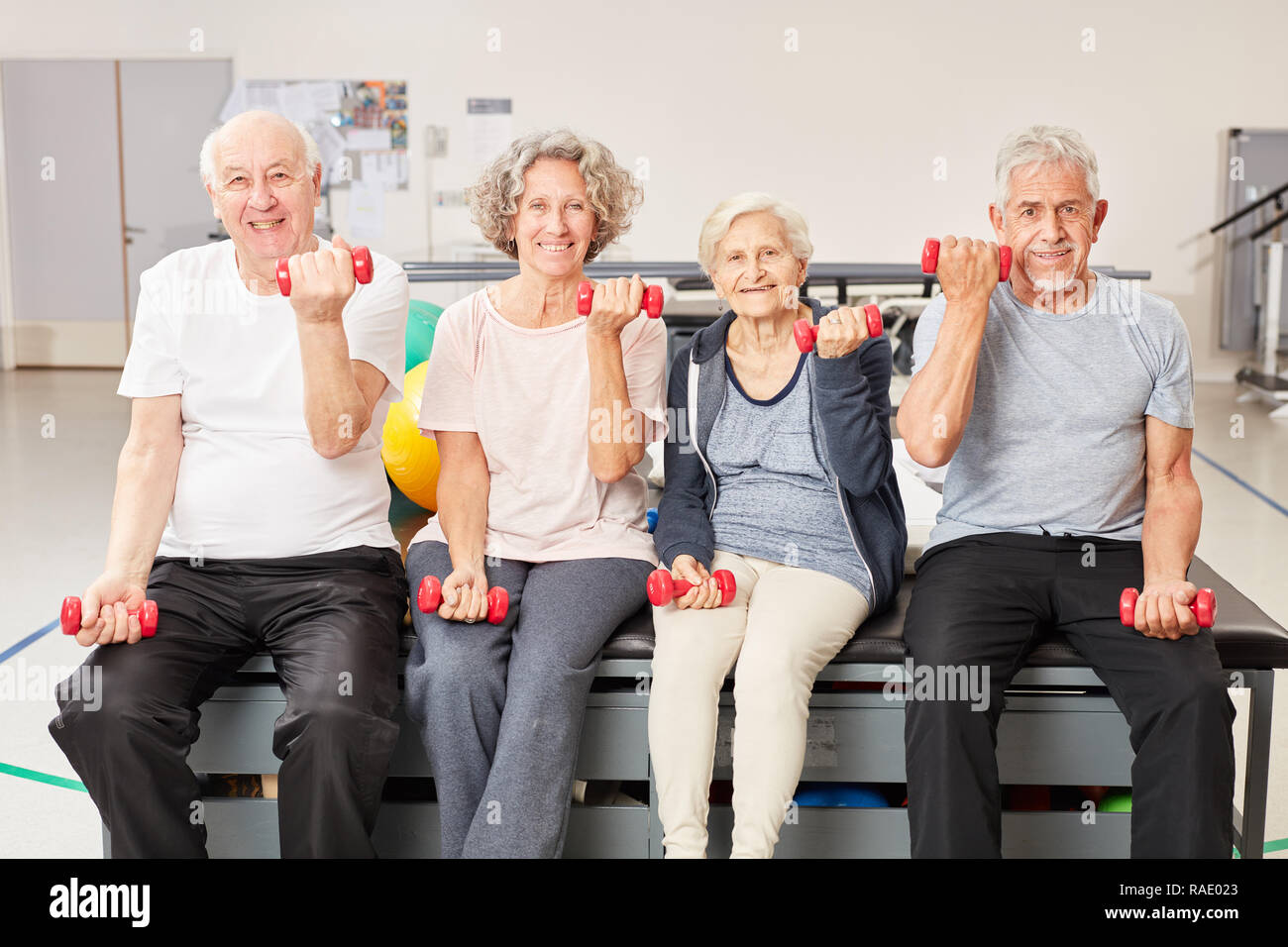 Senior group Hanteln heben als Gesunde rehab Krafttraining Stockfoto