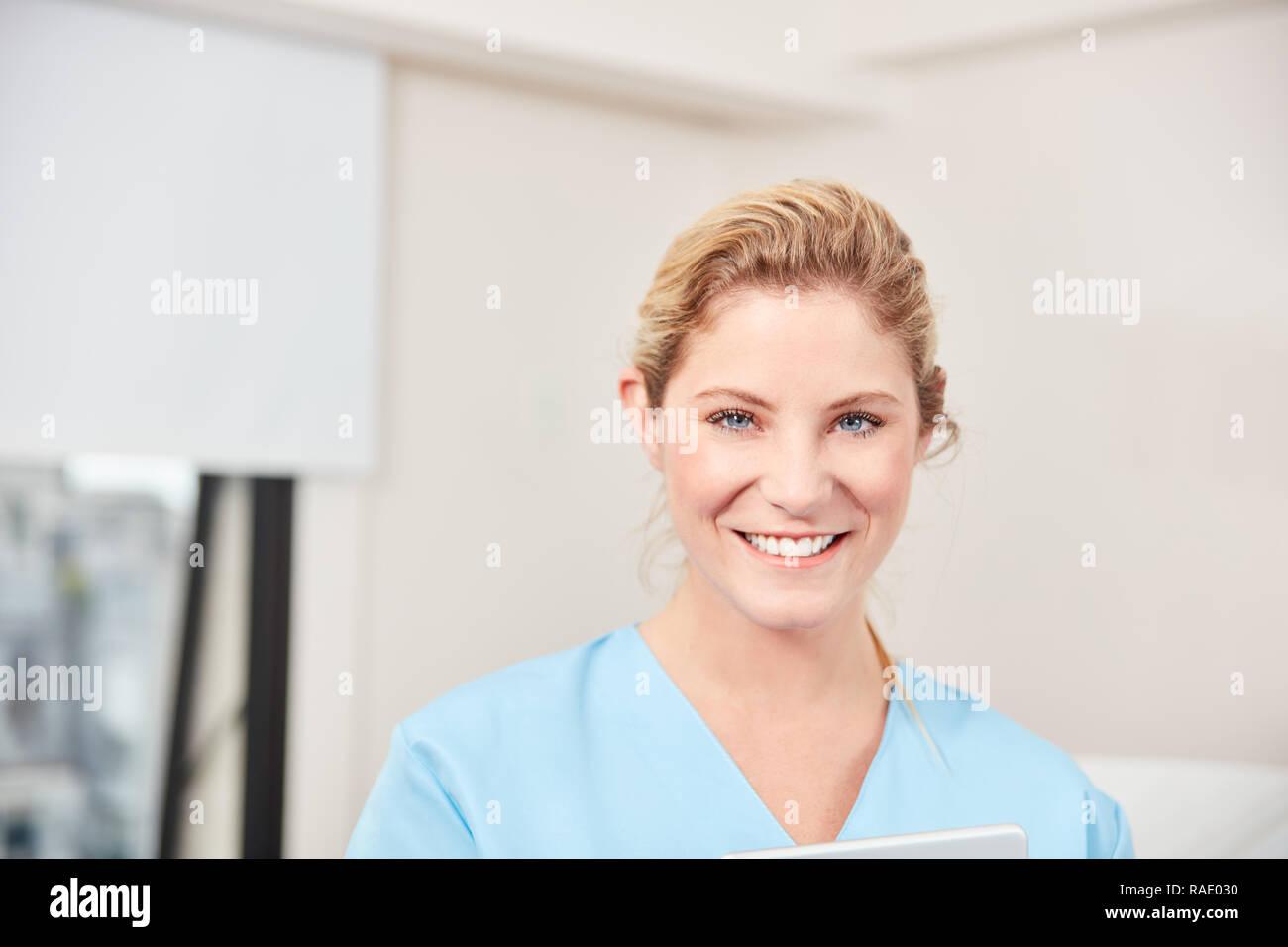 Junge Frau in der Ausbildung zur Krankenschwester oder Altenpflegerin Stockfoto