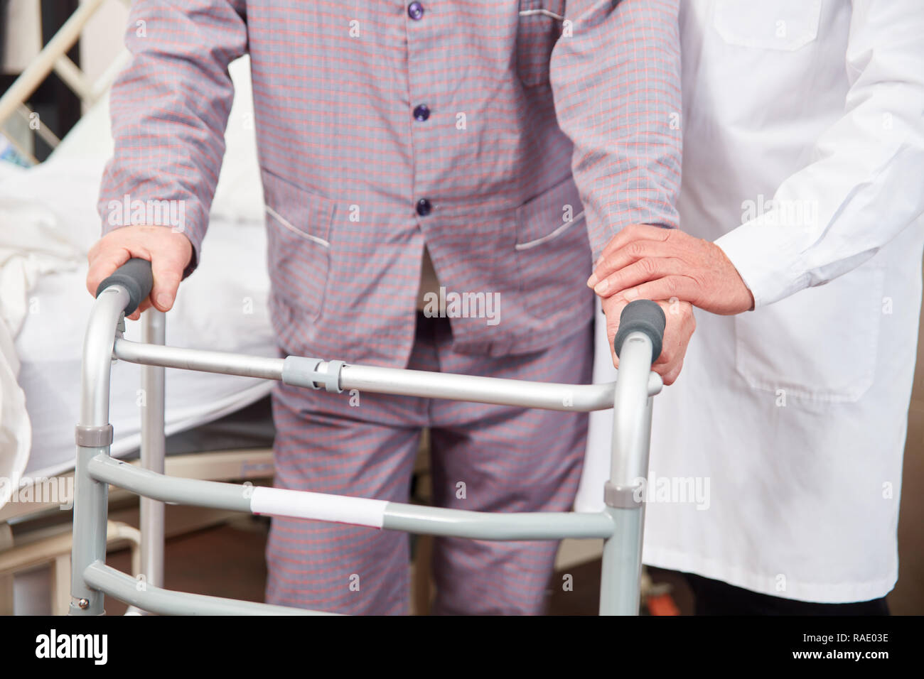 Patienten mit Handicap lernt, in der rehab mit Walker oder Wanderer zu Fuß Stockfoto