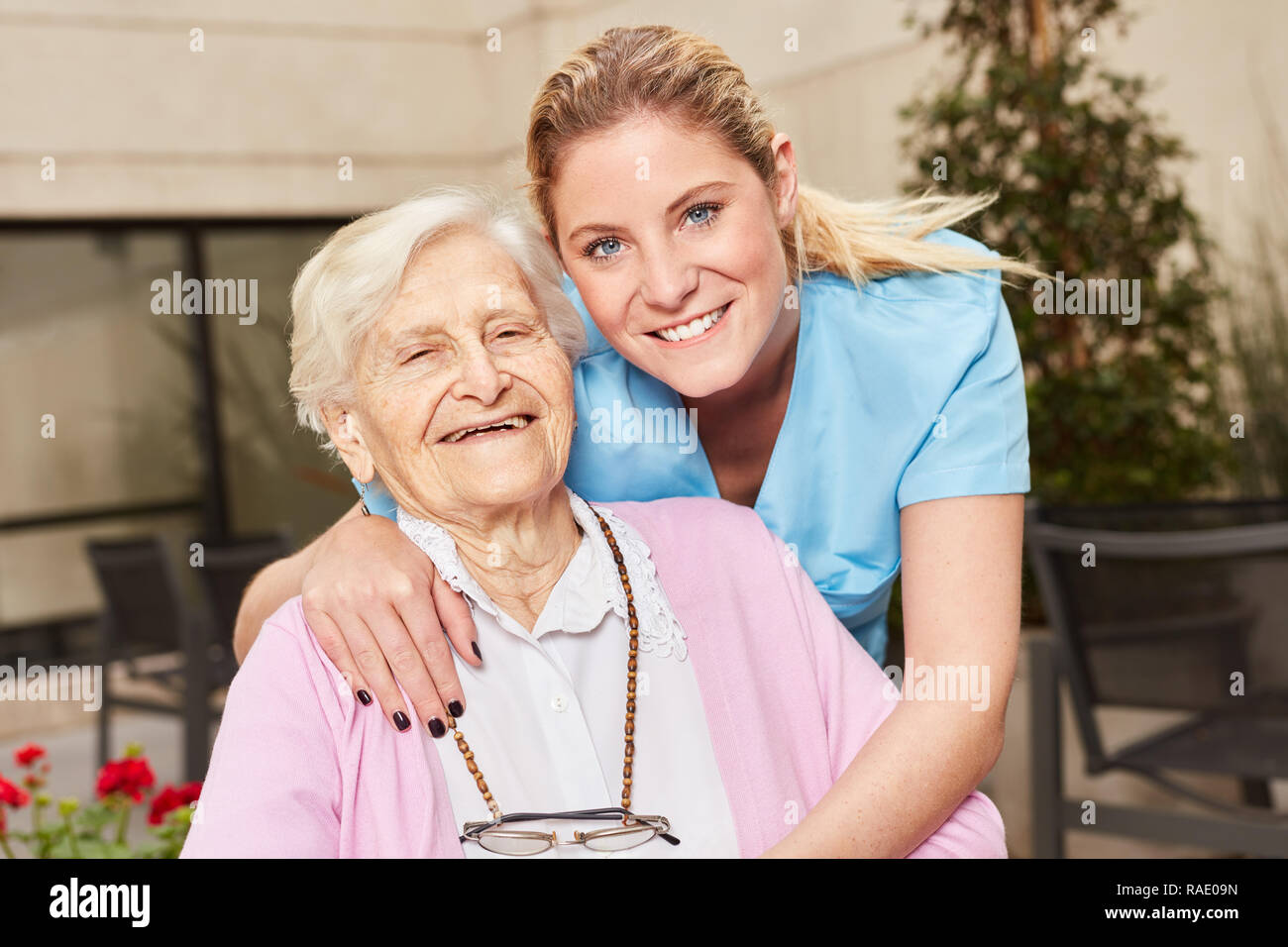 Gerne ältere Frau und Krankenschwester oder Geriatrician Stockfoto