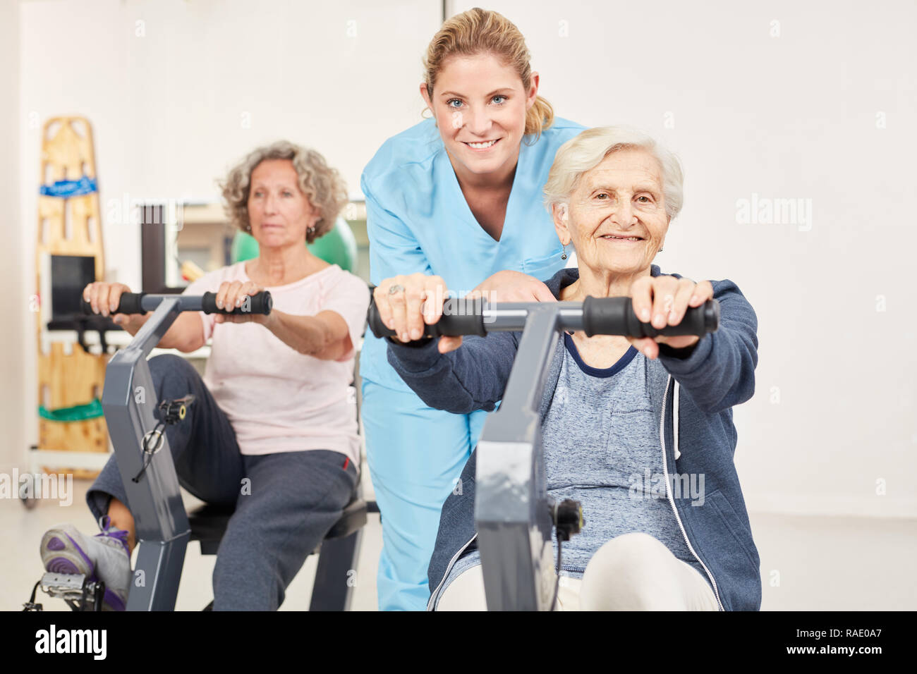 Ältere Frauen in der Reha auf dem Ergometer Ausdauer und Fitness Stockfoto