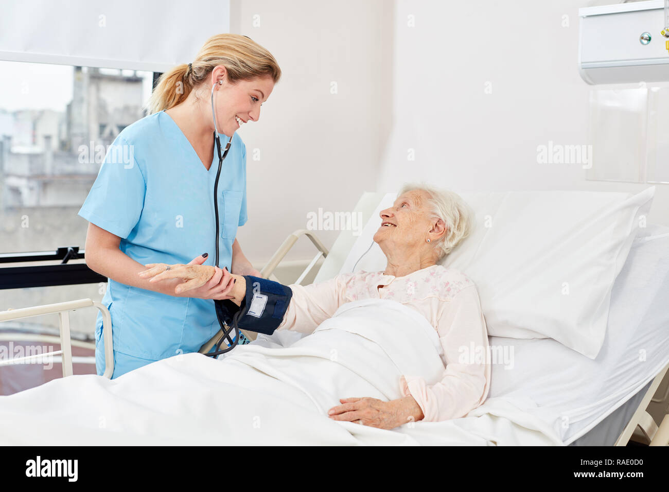 Krankenschwester Blutdruck Messen Am Krankenbett Eines Alteren