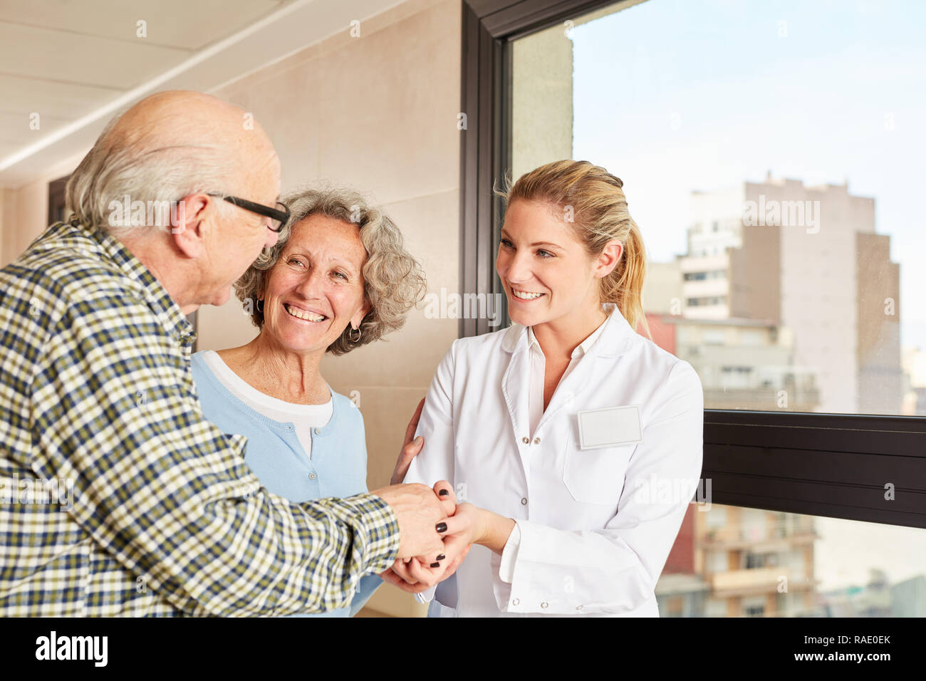 Senioren danken, der Arzt oder die Krankenschwester mit einem Handschlag Stockfoto