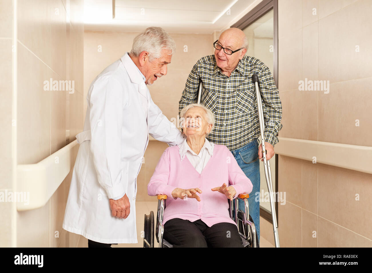 Erfahrenen Arzt im Gespräch mit Senioren mit Handicap in der Reha Klinik Stockfoto
