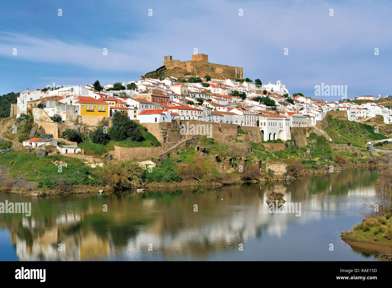 Blick auf ein kleines weißes Dorf Umgebung ein riesiges Schloss auf einem Hügel mit Blick auf den Fluss Stockfoto