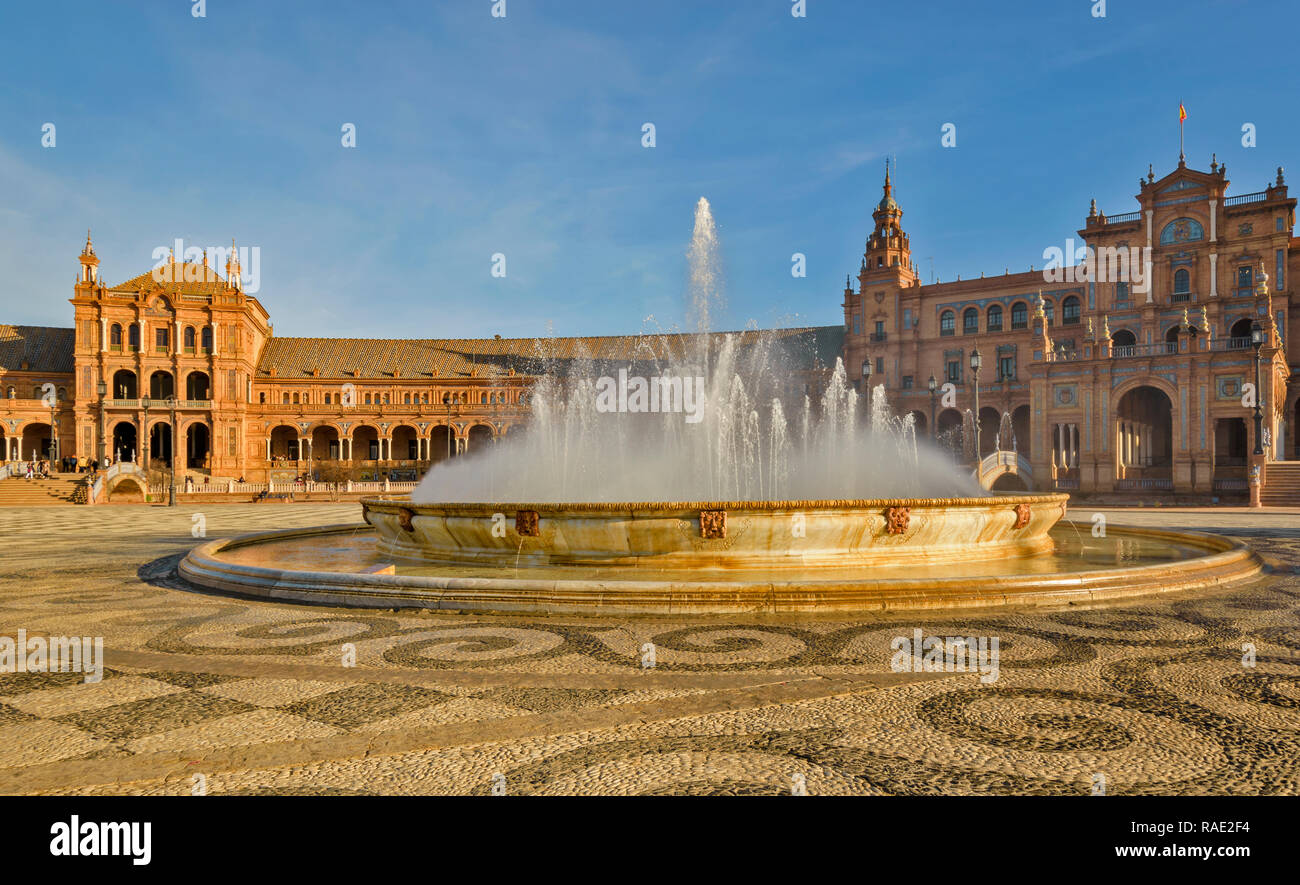 PALACIO ESPANOL IM PARQUE DE MARIA LUISA SEVILLA Spanien umfangreiche INNENHOF MIT GROSSER BRUNNEN Stockfoto