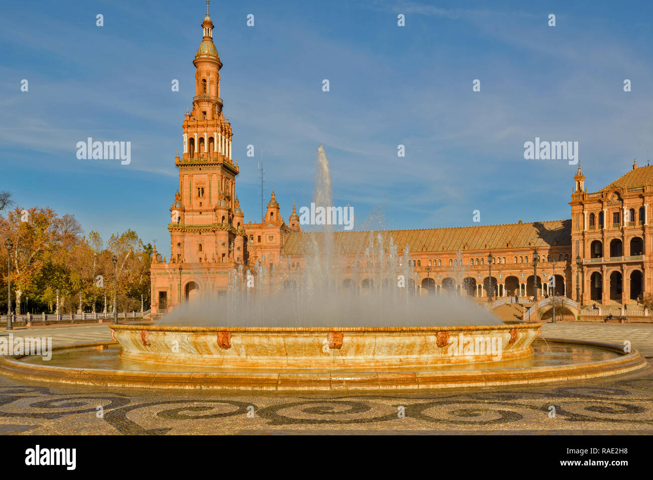 PALACIO ESPANOL IM PARQUE DE MARIA LUISA SEVILLA Spanien eindrucksvollen Brunnen im Innenhof Stockfoto