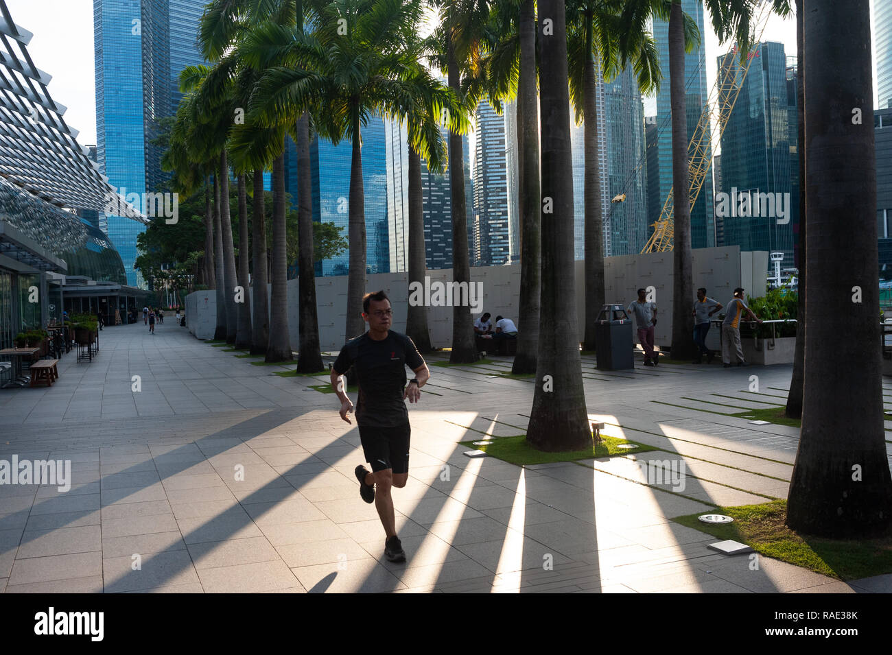 26.12.2018, Singapur, Republik Singapur, Asien - ein Jogger läuft entlang der Uferpromenade an der Marina Bay Sands. Stockfoto