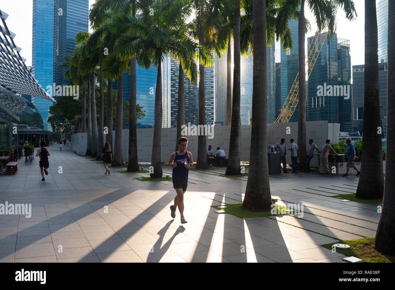 26.12.2018, Singapur, Republik Singapur, Asien - ein Jogger läuft entlang der Uferpromenade an der Marina Bay Sands. Stockfoto